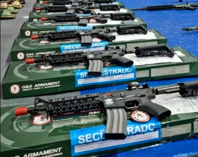 Detuvieron a diez personas por contrabandear réplicas de armas de guerra