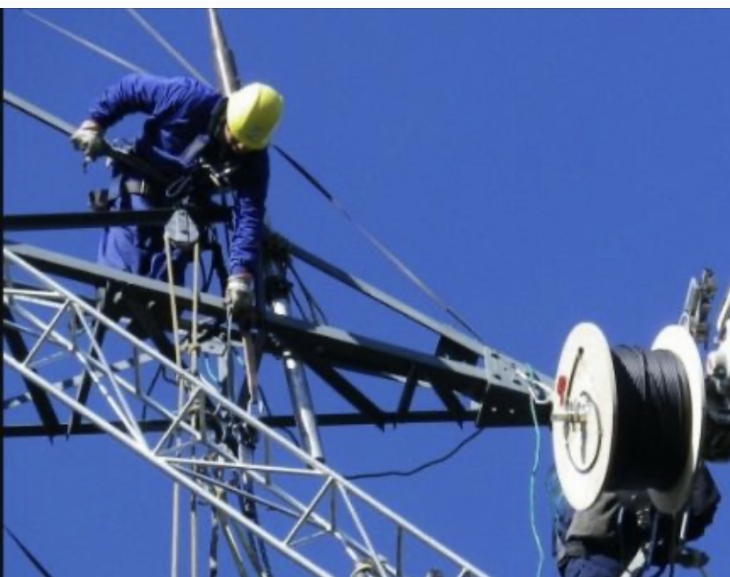 Por trabajar con fibra óptica, cayó de un poste y terminó herido