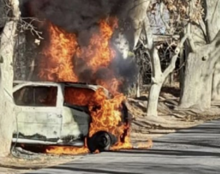 Se les incendió el auto mientras circulaban y tuvieron que escapar como pudieron