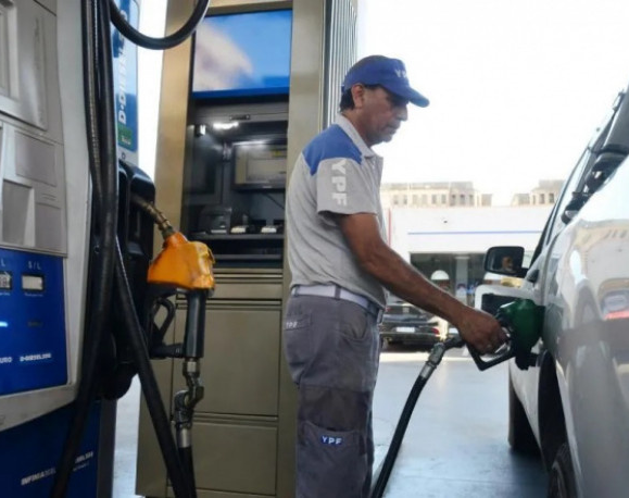 Otra vez sopa: Amenazan con no vender combustibles para las fiestas