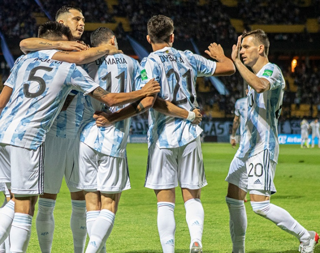 Argentina derrotó a Uruguay en Montevideo y espera por Brasil
