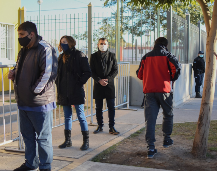 Estabas en la fila y cuando miraste para atrás tuyo, estaba Gramajo... esperaba para vacunarse!