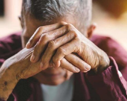 Atacaron a un hombre de 83 años en su casa para robarle y debió ser internado