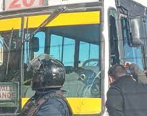 Nuevamente apedrearon un colectivo de la Red Tulúm 