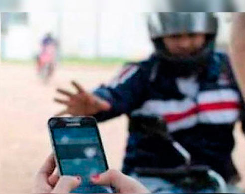 Tres delincuentes atacaron a una pareja para robarles sus celulares