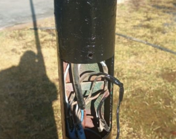 Robo en las plazas de Rivadavia: se llevan las farolas y dejan los cables sueltos 