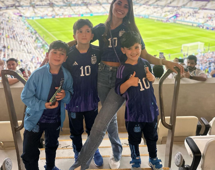 En la cancha y en la playa: los looks de Antonela Roccuzzo en Qatar