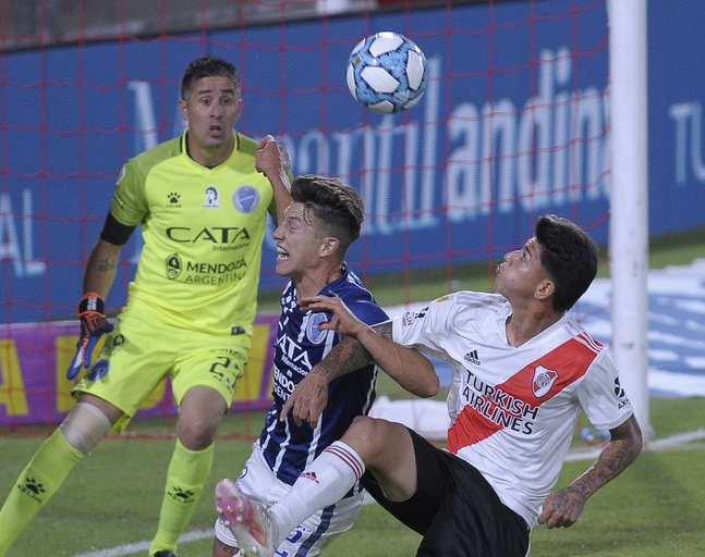 River venció a Godoy Cruz, quedó líder de su zona y clasificó