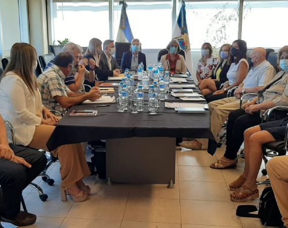 Acuerdo: el Gobierno cerró con los gremios un 45 % de aumento en cinco tramos 