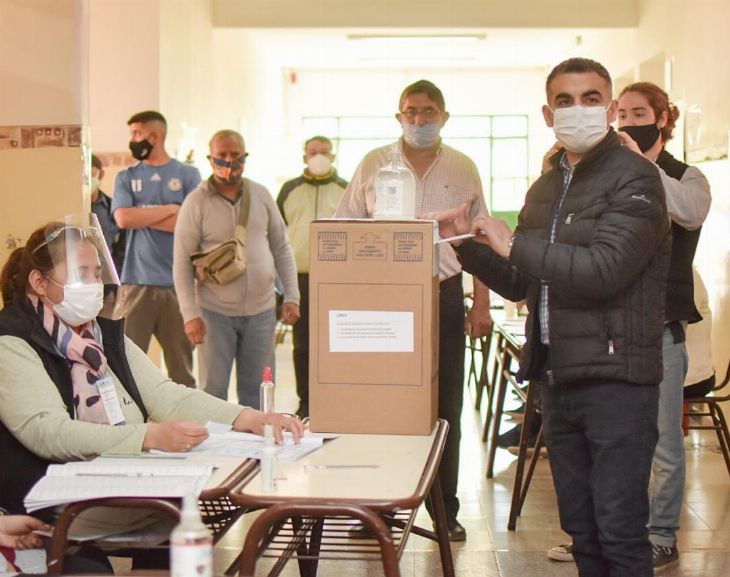 Fabián Gramajo emitió el voto y pidió a los vecinos expresarse en las urnas
