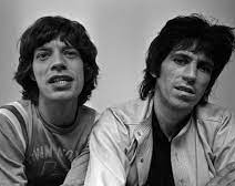 Ahora dicen que Mick Jagger habría tenido relaciones con dos de sus compañeros