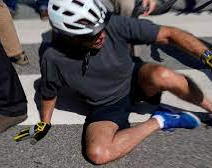 Golpe a Biden: se cayó de una bicicleta y fue tomado por las cámaras