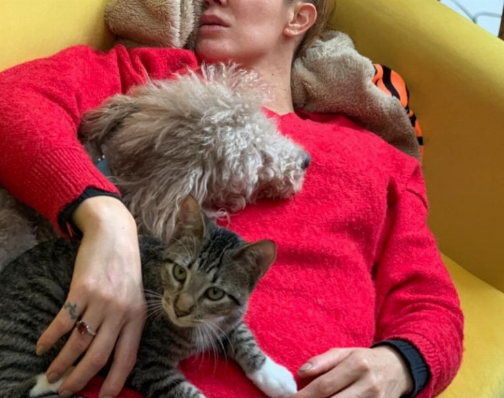 Un gato internó a la ex de Fantino: "Me perforó un ojo"