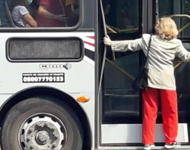 El chofer no le abrió la puerta y decidió viajar colgada 
