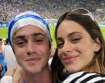 Tini llegó a Qatar para apoyar a De Paul: las imágenes y videos en el estadio