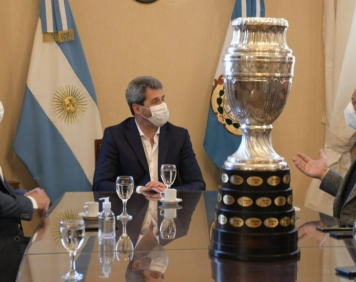 ¡Chiqui, traeme la copa! Tapia llegó a San Juan con el trofeo de América