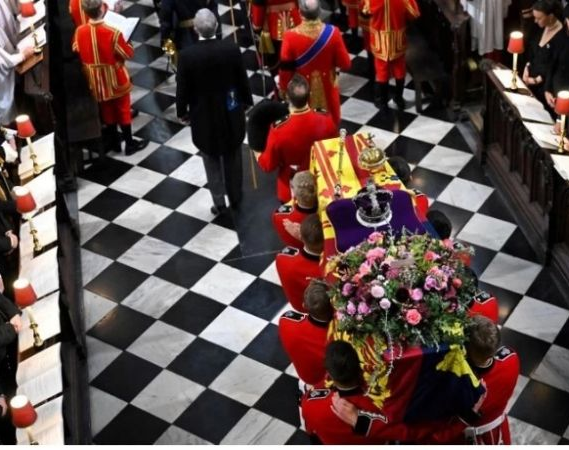 Trasladaron el féretro de la reina Isabel II al castillo de Windsor