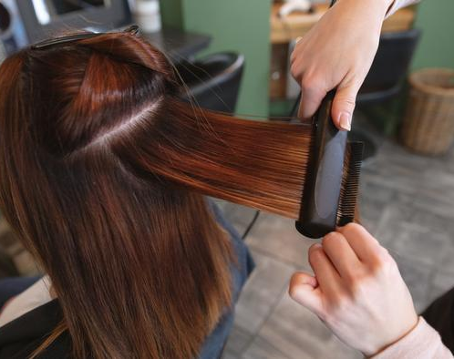 Casi quedó ciega después de un alisado en el pelo
