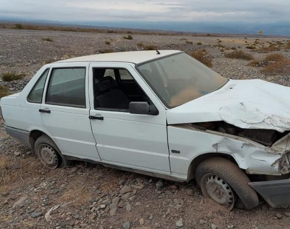 Una mujer perdió el control de su auto y volcó 