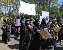 Los talibanes atacaron gases y  tiros al aire una nueva marcha de mujeres