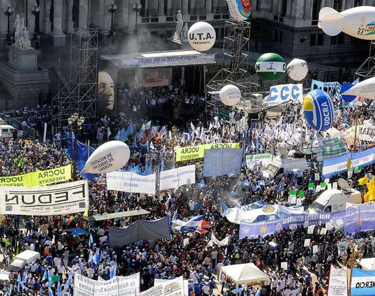 Miércoles de contramarchas: la CGT con el Gobierno y las organizaciones sociales contra él