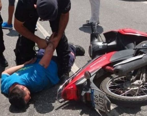 Vecinos de Rawson patotearon y detuvieron a un motochorro infraganti