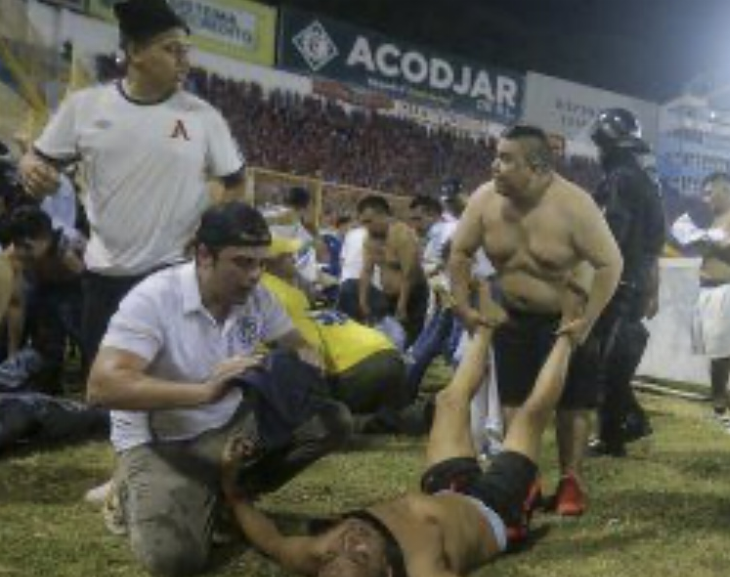 Tragedia en El Salvador: al menos 12 muertos por una avalancha en un estadio de fútbol