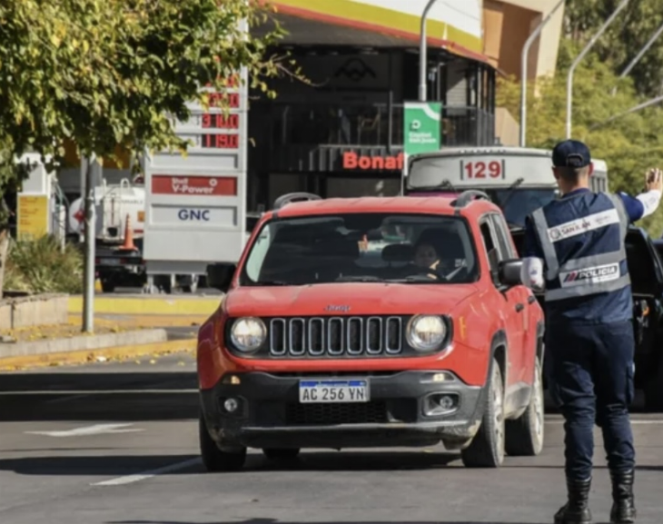 La Policía sale a las calles a controlar los embotellamientos 