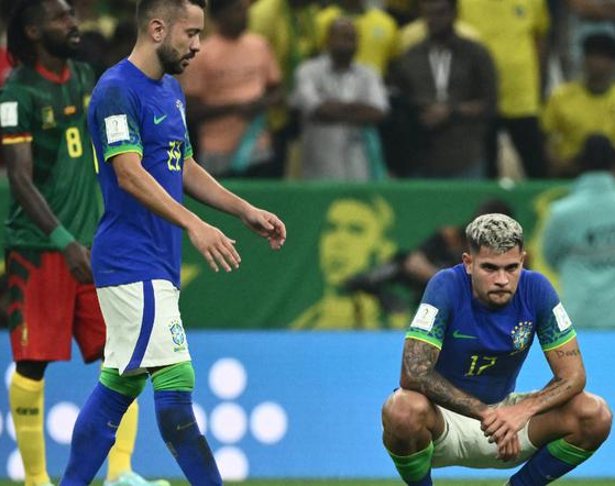 Sobre el final, perdió Brasil pero clasificó primero de su zona
