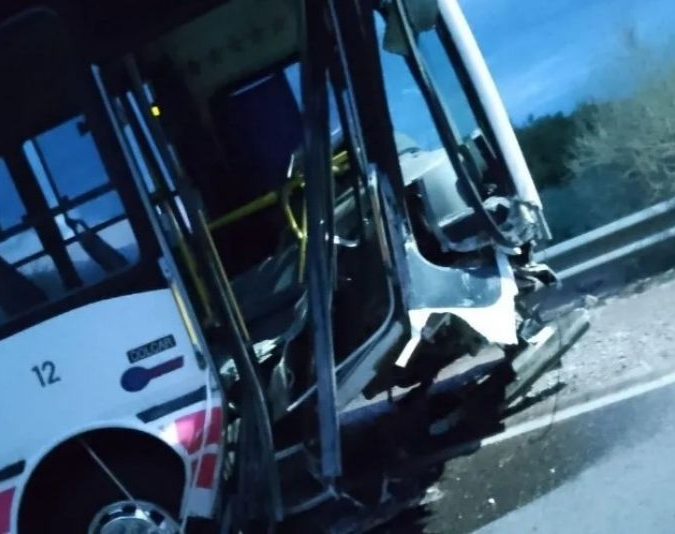 Chocó un auto contra un colectivo y un hombre resultó herido