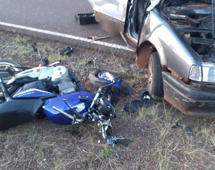 Con 15 años paseaba en su moto, chocó contra un auto y se quebró entero