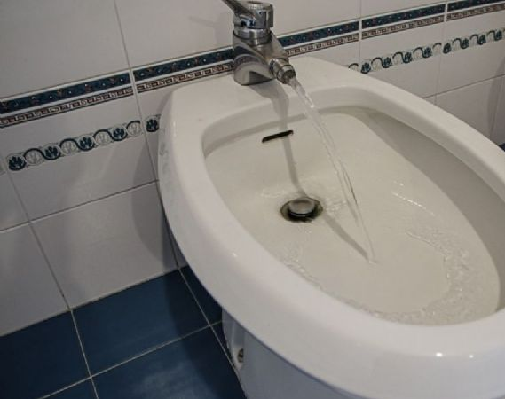 En Pocito, ingresaron en su casa y le llevaron hasta el bidet