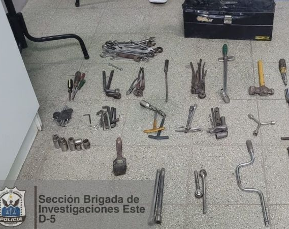 Le robaron una fortuna en herramientas pero las recuperaron y van presos
