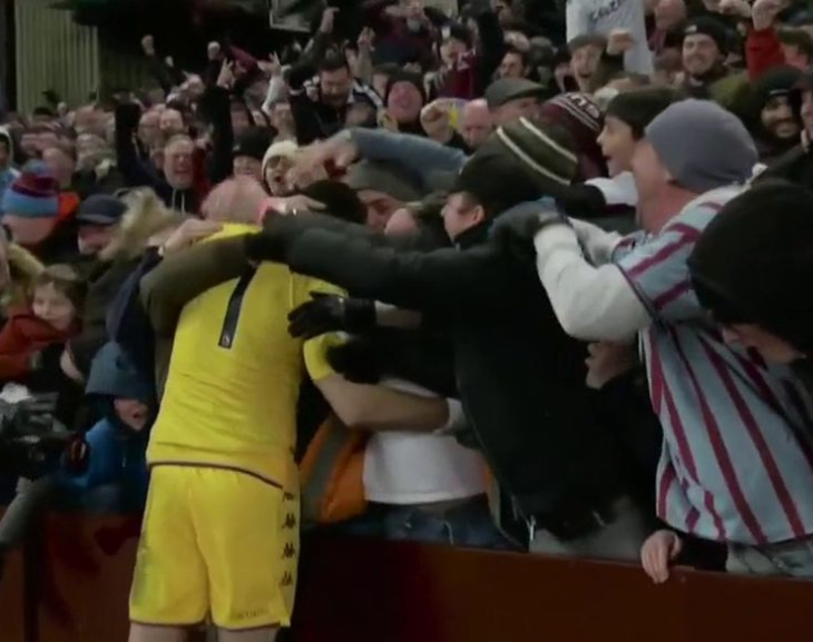 Un blooper, salvadas claves y el abrazo con los hinchas de Emiliano "Dibu" Martínez en el electrizante empate de su equipo por la Premier League
