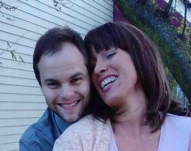 Lo dieron en adopción hace 35 años, se enamoró de su madre biológica y dejó a su esposa