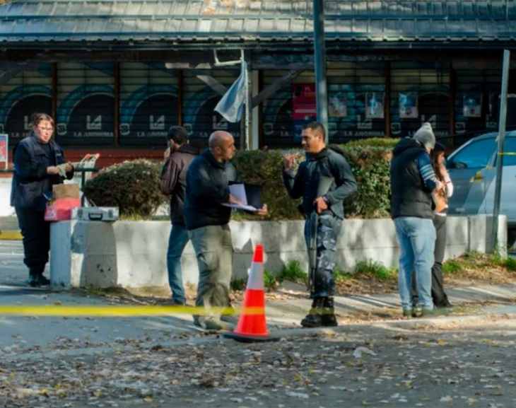 Dos hombres discutieron por el lugar en la fila en un supermercado y uno de ellos terminó degollado