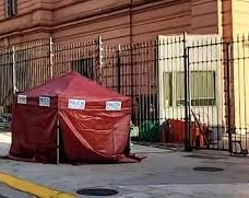Murió una bebé en la puerta de la Casa Rosada: vivía en la calle con su familia