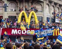 Se casó "a lo Boca": Cantó, festejó el día del hincha y rompió un local de hamburguesas