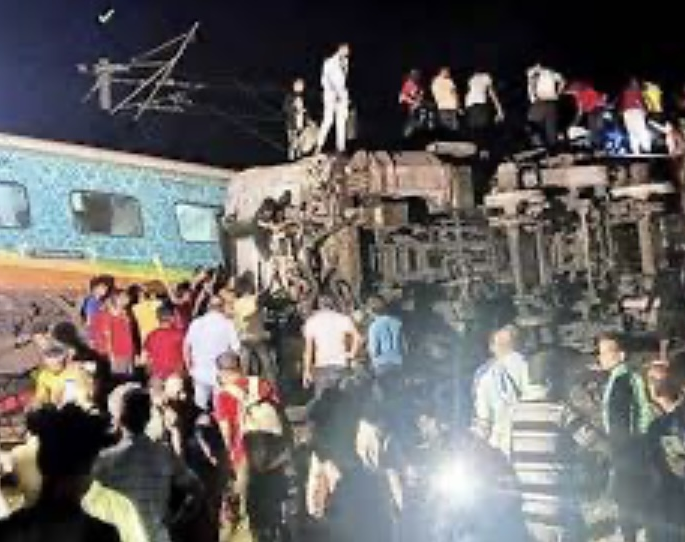 Al menos 120 muertos y más de 850 heridos tras un choque de trenes en India