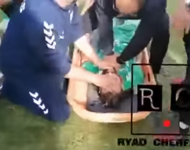 Tragedia en el fútbol: murió un jugador argelino en pleno partido por un golpe en la cabeza