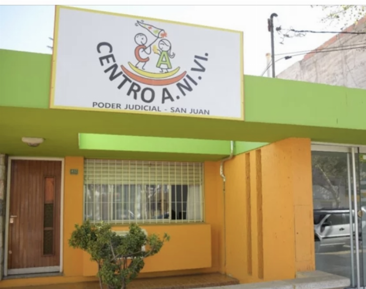 Le ofreció ayuda a una familia amiga para hospedarlos en su casa y violó a su hija 