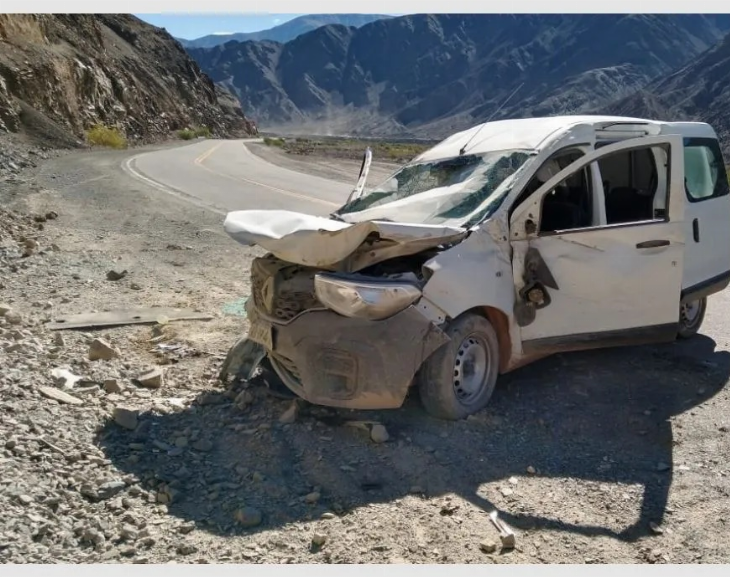 Perdió el control de una camioneta, chocó contra un cerro y están internados