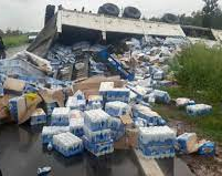 Volcó un camión que llevaba latas de cerveza y le saquearon todo el cargamento