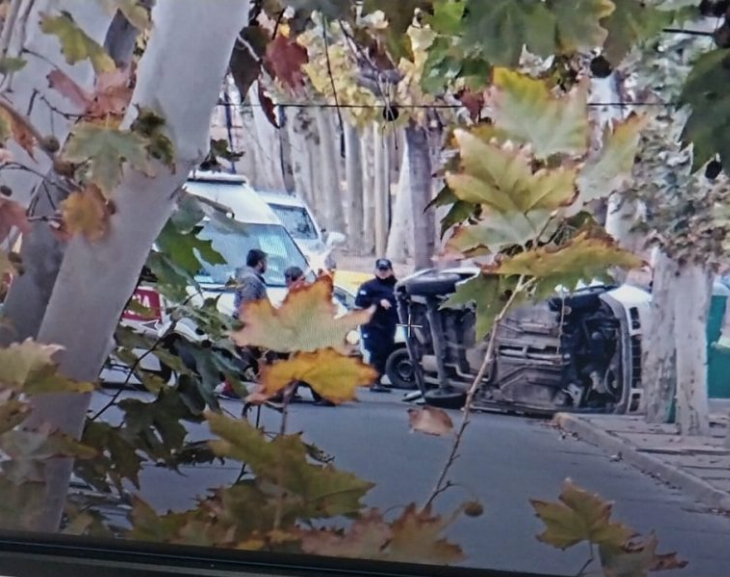 Un violento vuelco provoca revuelo en pleno centro