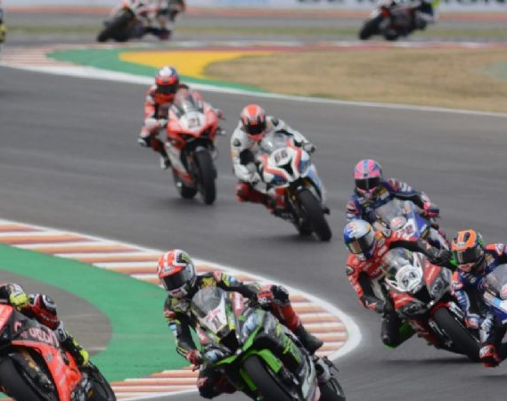 Un piloto del Superbike quedó fracturado luego de una grave caída 