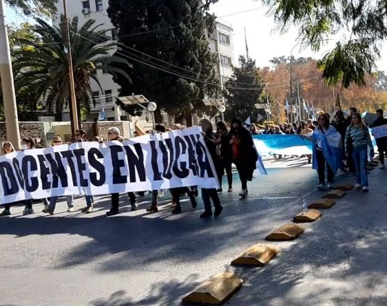 Docentes autoconvocados firmes:  protestaron frente a Udap