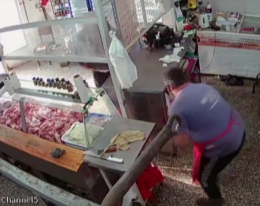 Un carnicero se provocó un peligroso corte con una máquina y tuvo que ser intervenido de urgencia 
