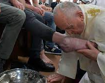 En el jueves santo, el Papa le lavó los pies a 12 presos y pidió no ensuciar la iglesia