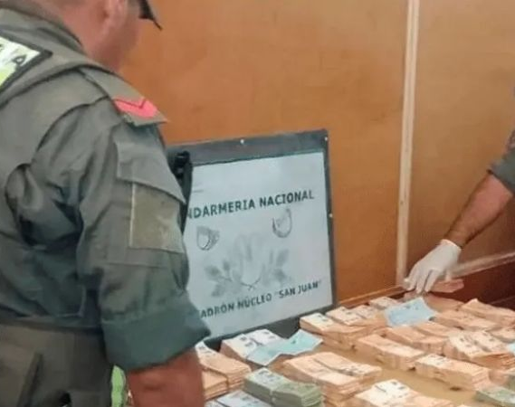 Un camionero quedó detenido con $7 millones en bolsas y cheques 