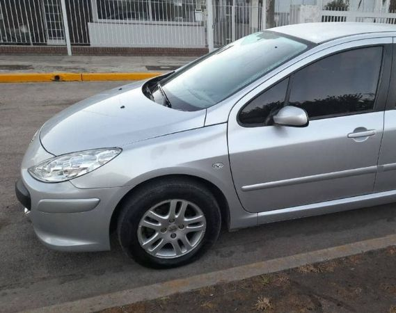 Un auto pasó de estar estacionado a quedar en cenizas ¿Se lo prendieron fuego?